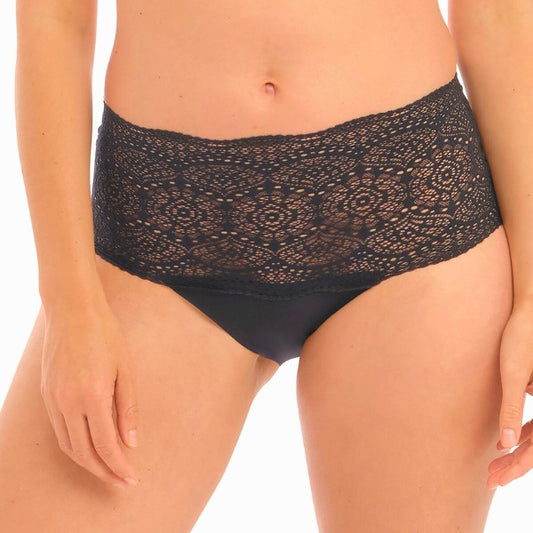 Lace Ease full brief i sort har en bred blonde kant, hele vejen rundt om taljen.