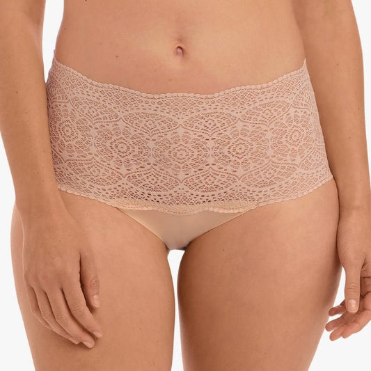 Disse flotte Lace Ease full brief i beige har en bred blondekant, foran taljen.